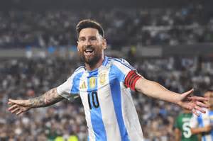 Lionel Messi a cserepadról figyeli a Chile elleni mérkőzést