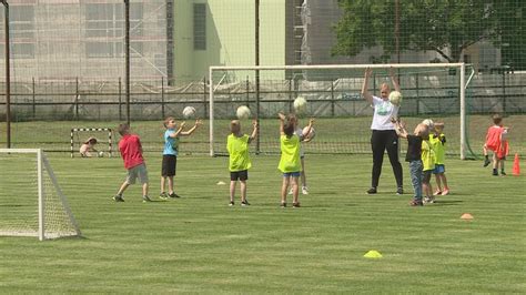 Gyermek labdaszedők a pályán