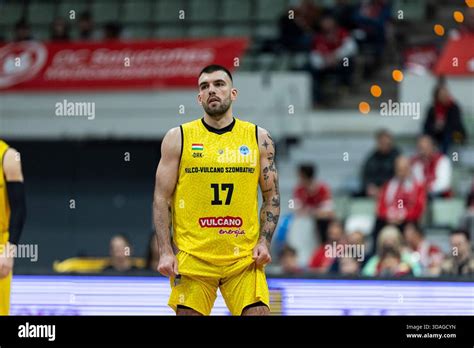 Aleksa Novakovic, a Szombathely (j) és Edin Atic, a Bosna játékosa a férfi kosárlabda Európa Kupa negyeddöntőjében játszott Falco-Vulcano Energia KC Szombathely - KK Bosna mérkőzésen a szombathelyi Schaeffler Arena Savariában 2026. március 11-én.