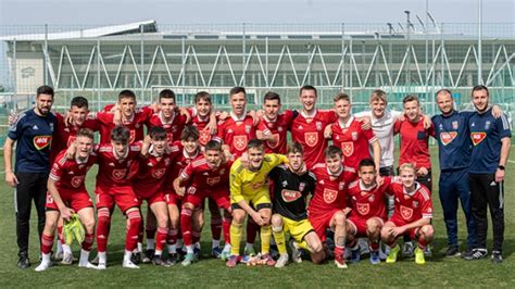 A Videoton FC csapata a pályán a Bajnokok Ligája logóval