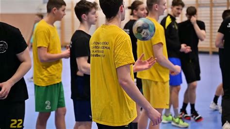A csapat közös edzése a csarnokban
