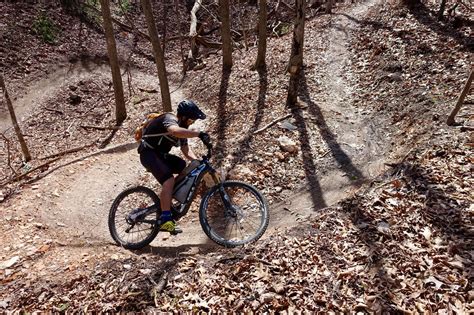Eplényi Síaréna látképe nyáron, downhill kerékpárosokkal