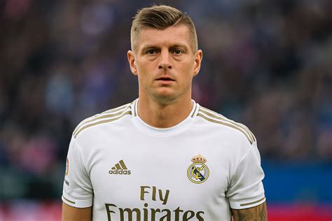 Toni Kroos a BL-trófeával