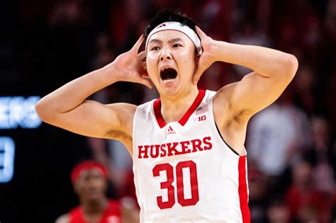 Keisei Tominaga hárompontos dobás közben
