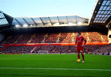Liverpool szurkolók éneklik a You'll Never Walk Alone-t az Anfield Roadon