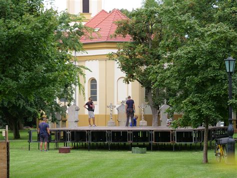 Szabadtéri sportbár óriás kivetítővel