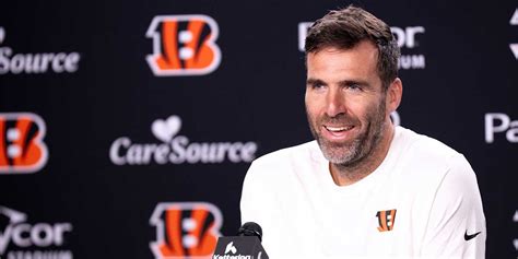 Joe Flacco passzra készül egy NFL mérkőzésen