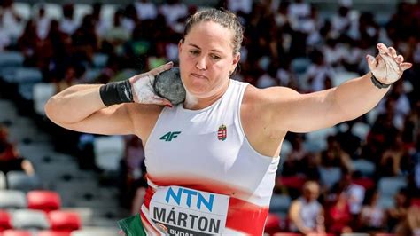 Márton Anita súlylökés közben