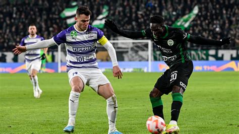 Játékosok küzdenek a labdáért az Újpest FC - Ferencváros mérkőzésen
