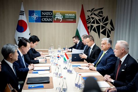 A dél-koreai labdarúgó-válogatott címere és a szövetség logója