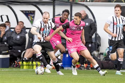 Ayr United és Dunfermline Athletic futballcsapatok logói