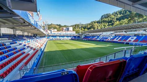 Az Ipurua Municipal Stadium látképe egy mérkőzés alatt
