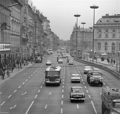 Archív kép egy utcai fociról az 1960-as évekből