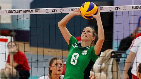 Tálas Zsuzsanna mosolyogva edzői szerepben