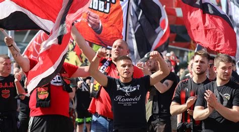 Spirit of Shankly szurkolói demonstráció egy transzparenssel