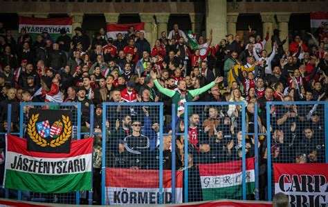 Varga Barnabás gólt szerez a debreceni Nagyerdei Stadionban