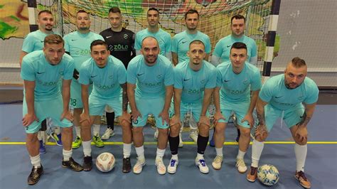 Kézilabdás játékosok labdát adnak át