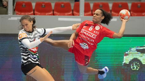 Kézilabdás játékos kapura lő