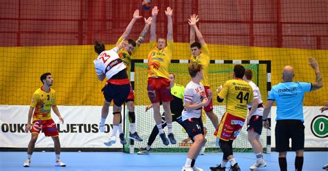 Kézilabdás védők labdát szereznek