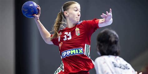 Kézilabdás játékos biztonságosan ér földet