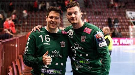 Kézilabdás játékosok különböző talajfogási technikákat gyakorolnak