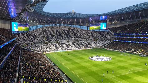 Tottenham Hotspur játékosok ünneplik a győzelmet
