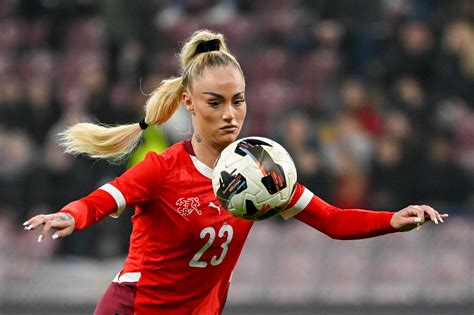 Alisha Lehmann svájci válogatott mezben
