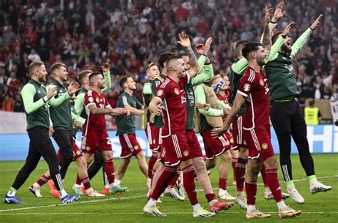 Labdarúgók ünneplik a győzelmet egy európai kupában