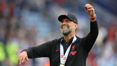 Chelsea és Manchester United játékosok küzdenek a labdáért