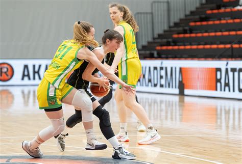 Soproni Darazsak Akadémia logója és fiatal játékosai