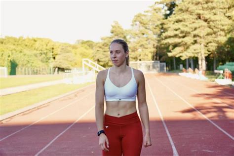 Paraatléta Ekler Luca távolugrás közben