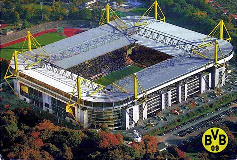 A Signal Iduna Park stadion látképe tele szurkolókkal