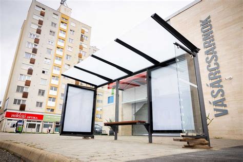 Kerekharaszt buszmegálló táblával
