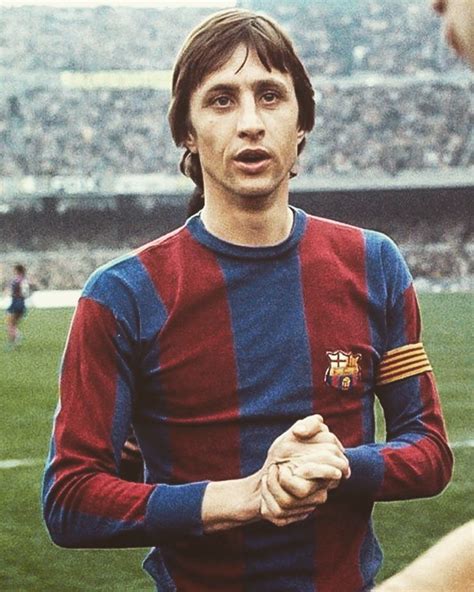 Johan Cruyff Barcelona mezben, amint a labdával driblizik