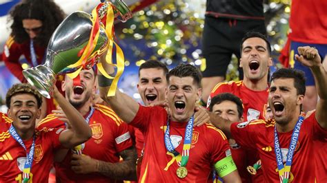 Xavi, a spanyol válogatott passzkirálya játék közben