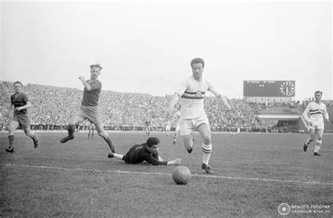 Bozsik József, a magyar futball legendája edzésen a Népstadionban