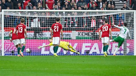 Edinson Cavani gólt szerez a Puskás Arénában a magyar válogatott ellen