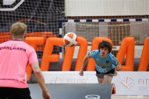 Teqball játékosok a pályán