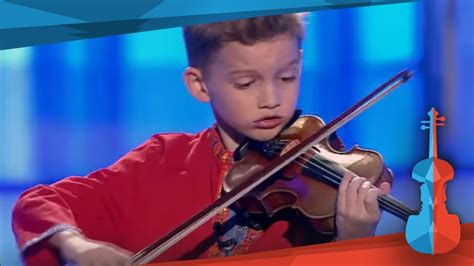 Kelemen Gáspár hegedül a Virtuózok színpadán