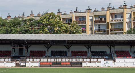 A Buzánszky Jenő Stadion műfüves labdarúgópályája