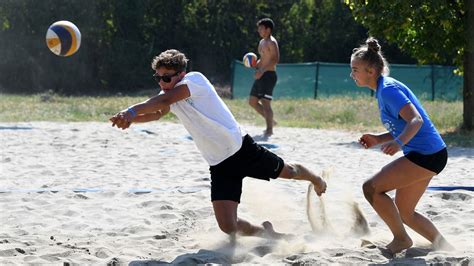 Strandröplabdázók a homokos pályán