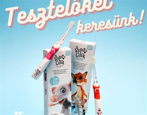 Gyermek fogkefét tartva mosolyog