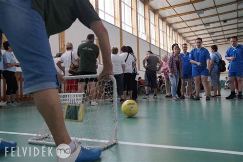 Fiatal focisták edzésen, célba rúgás