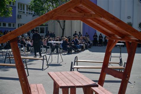 Iskolai udvar játszótérrel