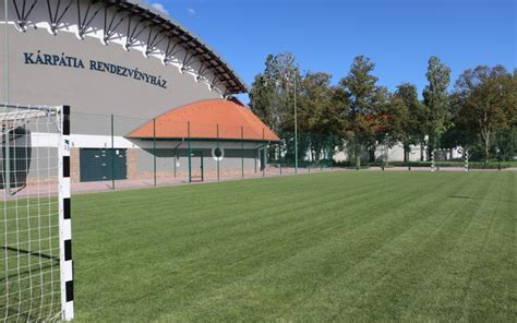 Focipálya és sportoló diákok