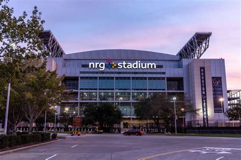 Lady Gaga a houstoni NRG stadion tetején, drónokkal megvilágított amerikai lobogóval