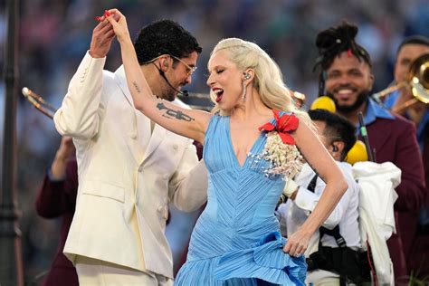 Lady Gaga látványos ugrása a stadion tetejéről