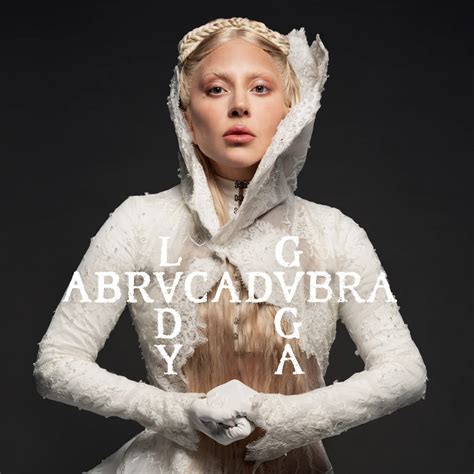 Lady Gaga akrobatikus mutatványokat végez a levegőben