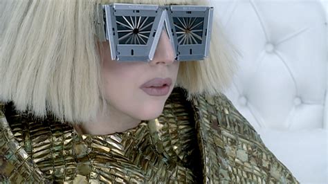 Lady Gaga táncosokkal a Bad Romance előadásán, focimezben