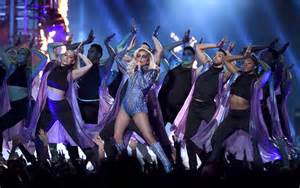 Lady Gaga dinamikus fellépése a Super Bowl színpadán